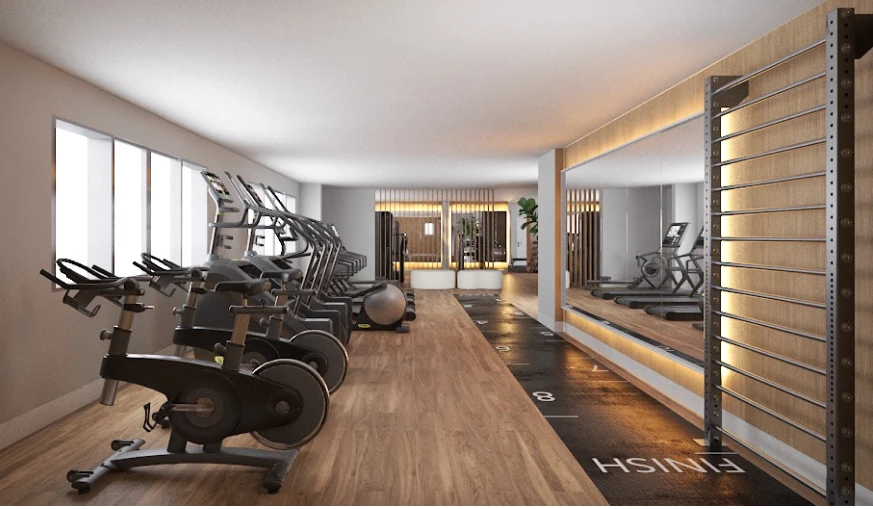 Espaço fitness com bicicletas, esteiras e área funcional integrada